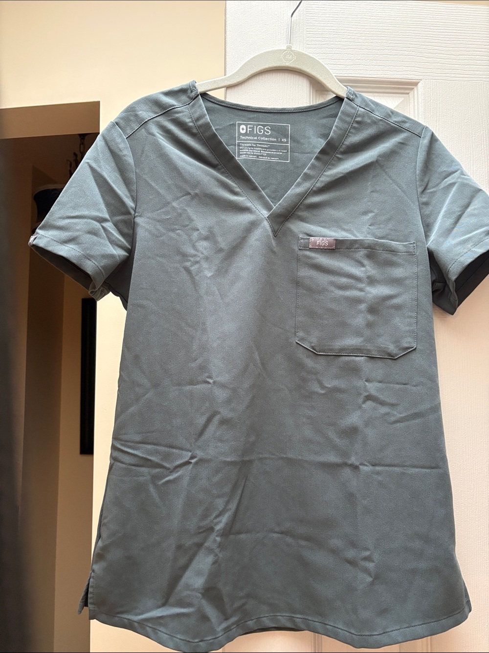 FIGS XS Catarina Scrub V-Neck Pocket Top, Moss. Like new. Technical collection